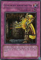 Pistolenlauf hinter der Tür